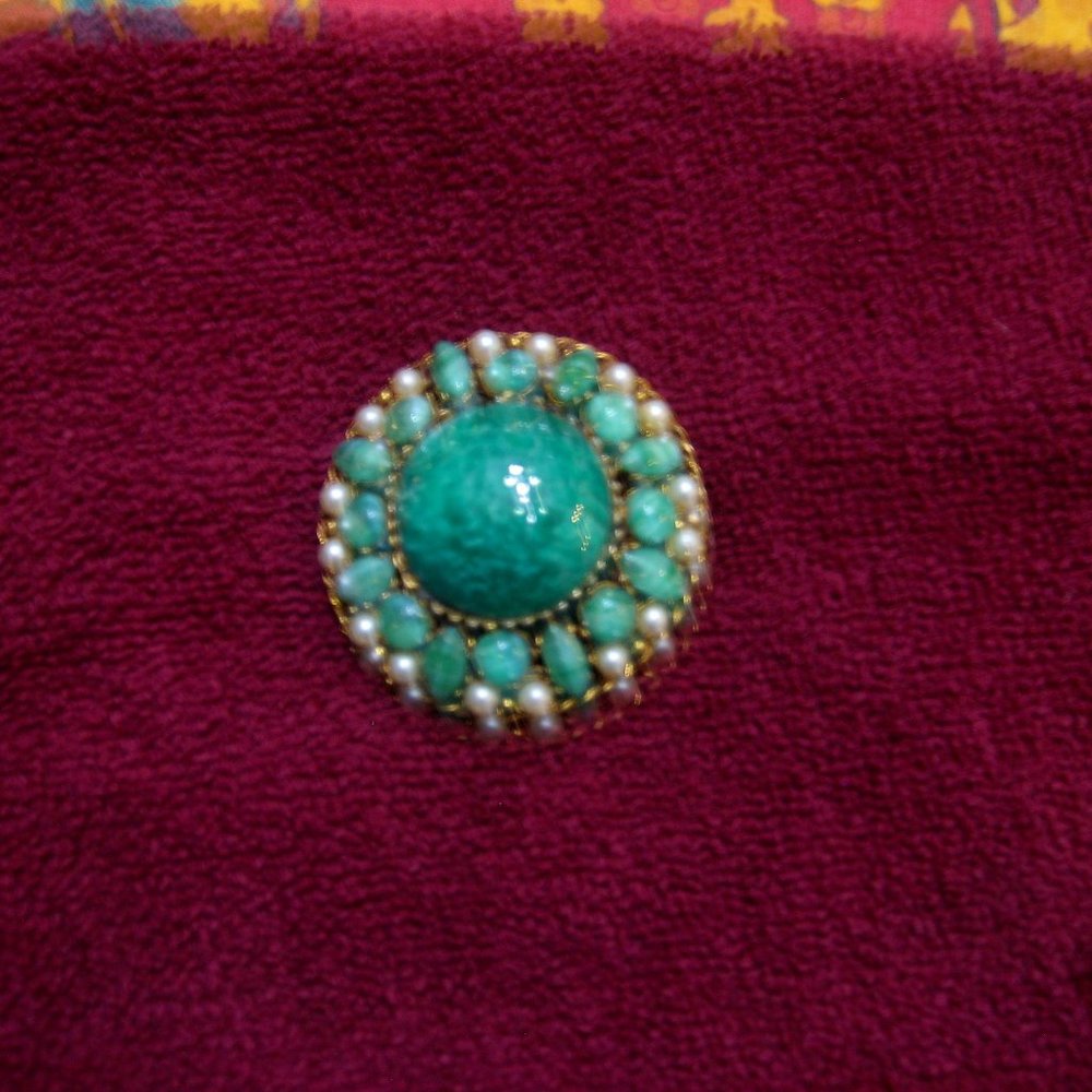 VINTAGE REGENCY GREEN STONE & FAUX PEARL BROOCH 1.75"D